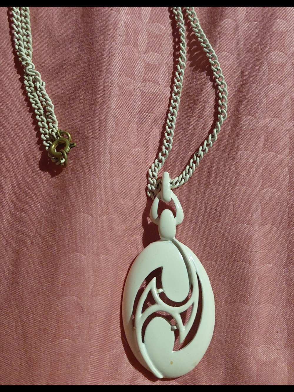 Vintage Stylized White Oval Pendant Necklace W/White Chain